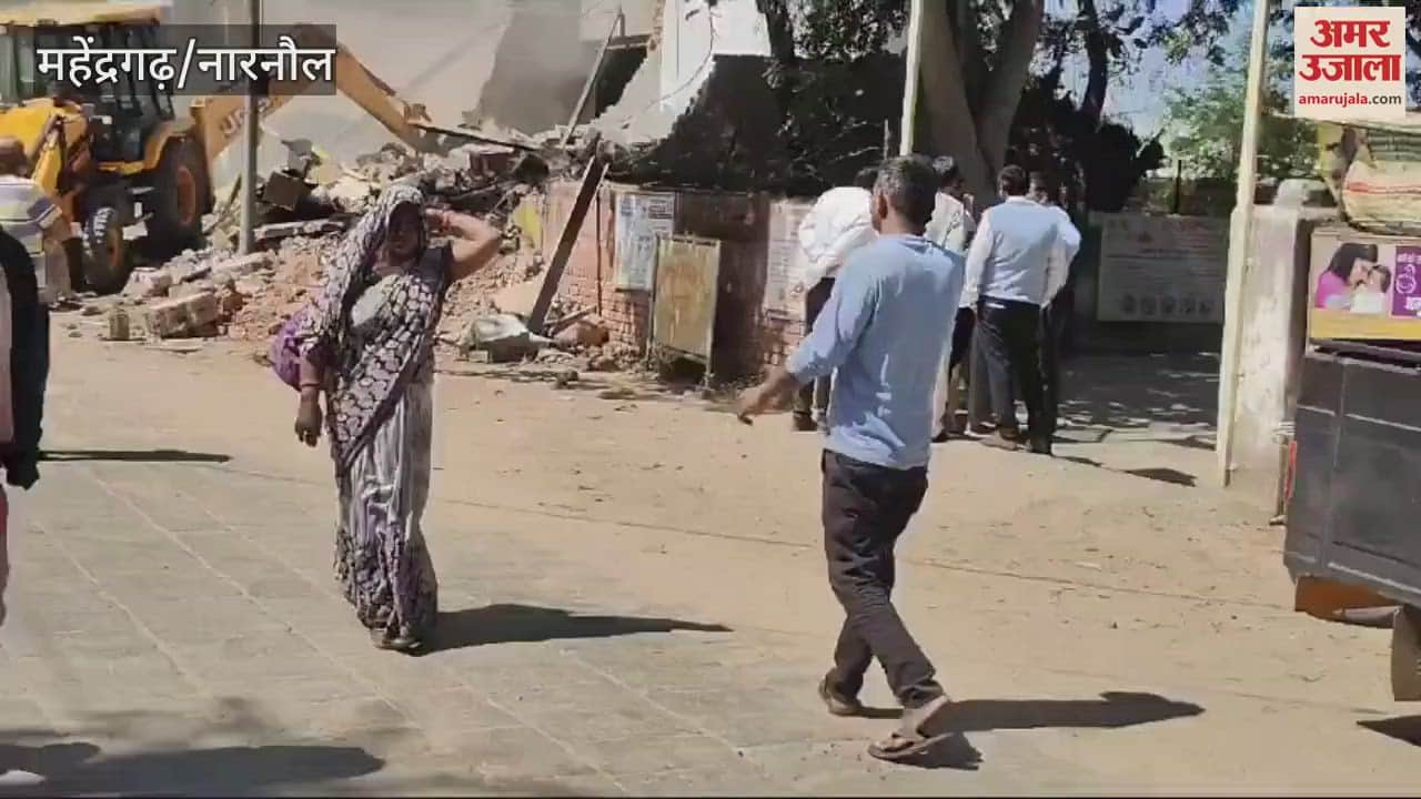 VIDEO : Bulldozers were used to demolish illegal construction in village Pali in Mahendragarh, police force was deployed