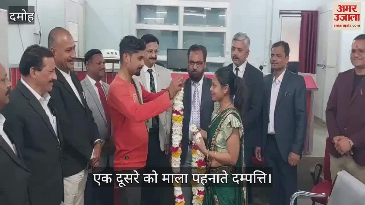 The couple reunited in Lok Adalat and exchanged garlands