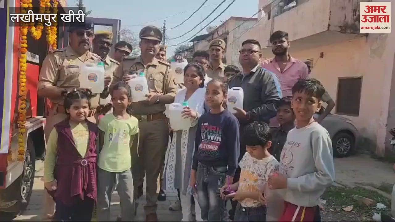 बोतलों में दिया गया संगम का जल