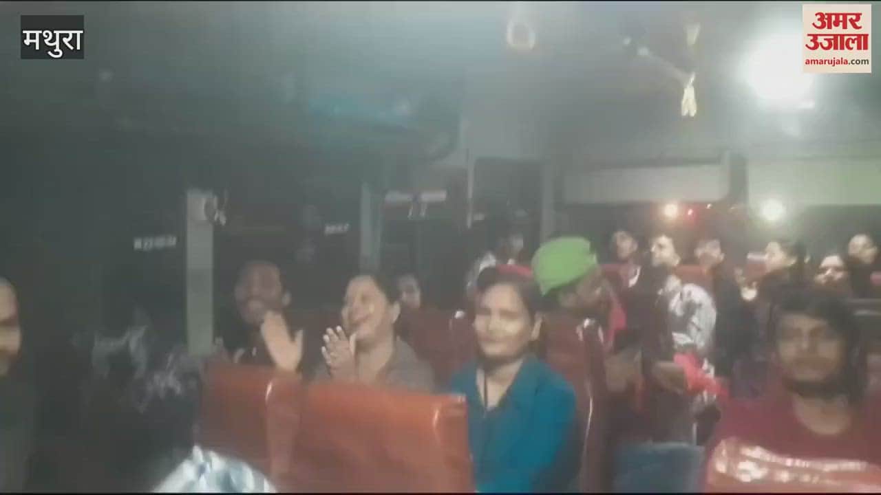 VIDEO : Laddu mar Holi in Barsana today devotees left by bus