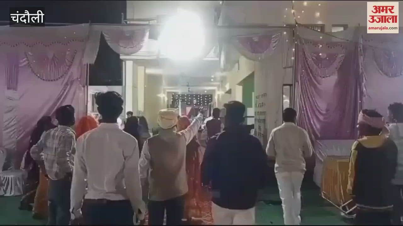 VIDEO : baraatis broke head of boy in chandauli fight on stage 12 people injured