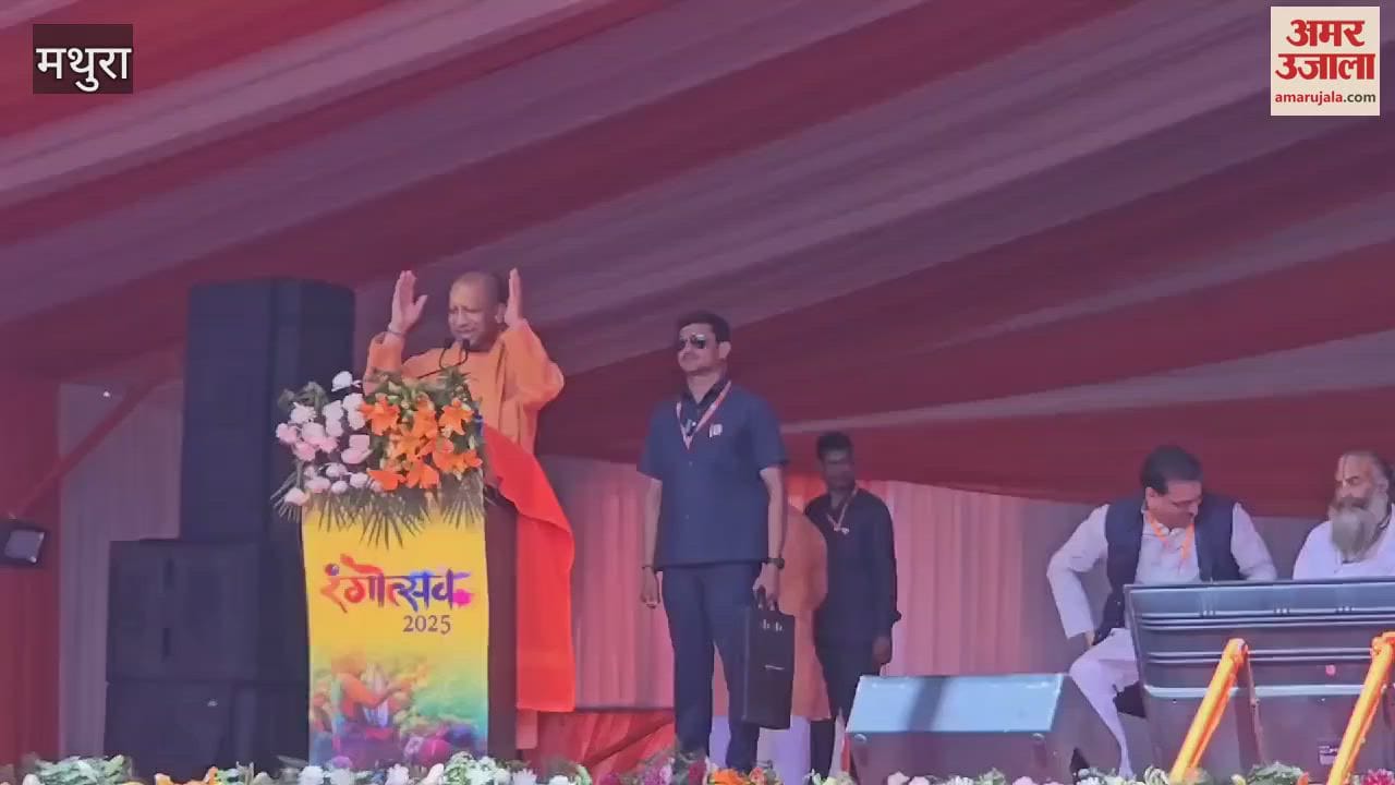 VIDEO : CM Yogi played Holi with flowers in Barsana