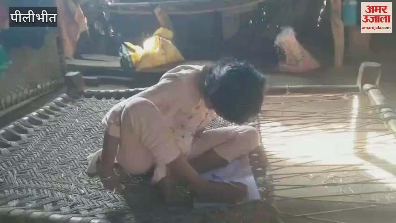 VIDEO : Preeti is giving high school exam by writing with her feet