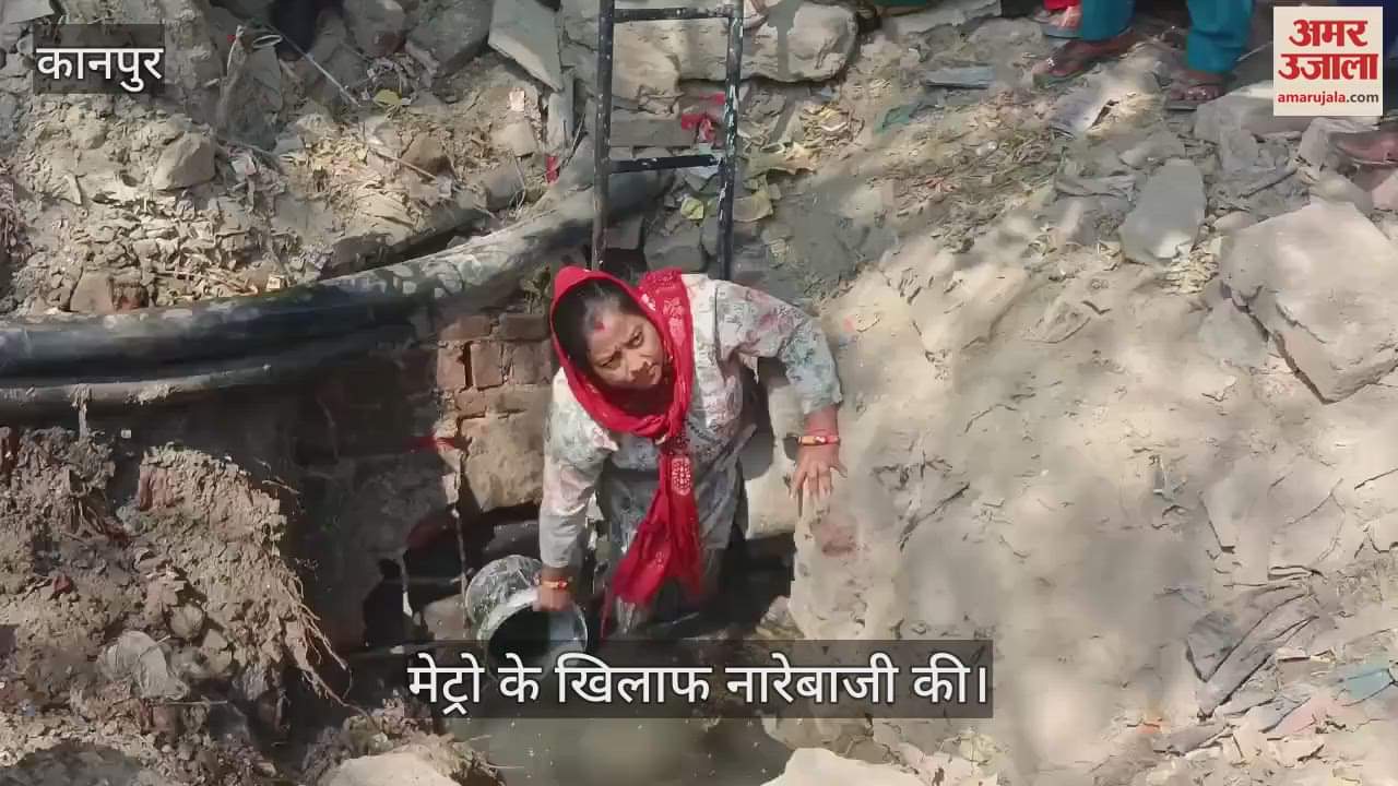 VIDEO : Councillor in Kanpur protested by getting down in the sewer line pit
