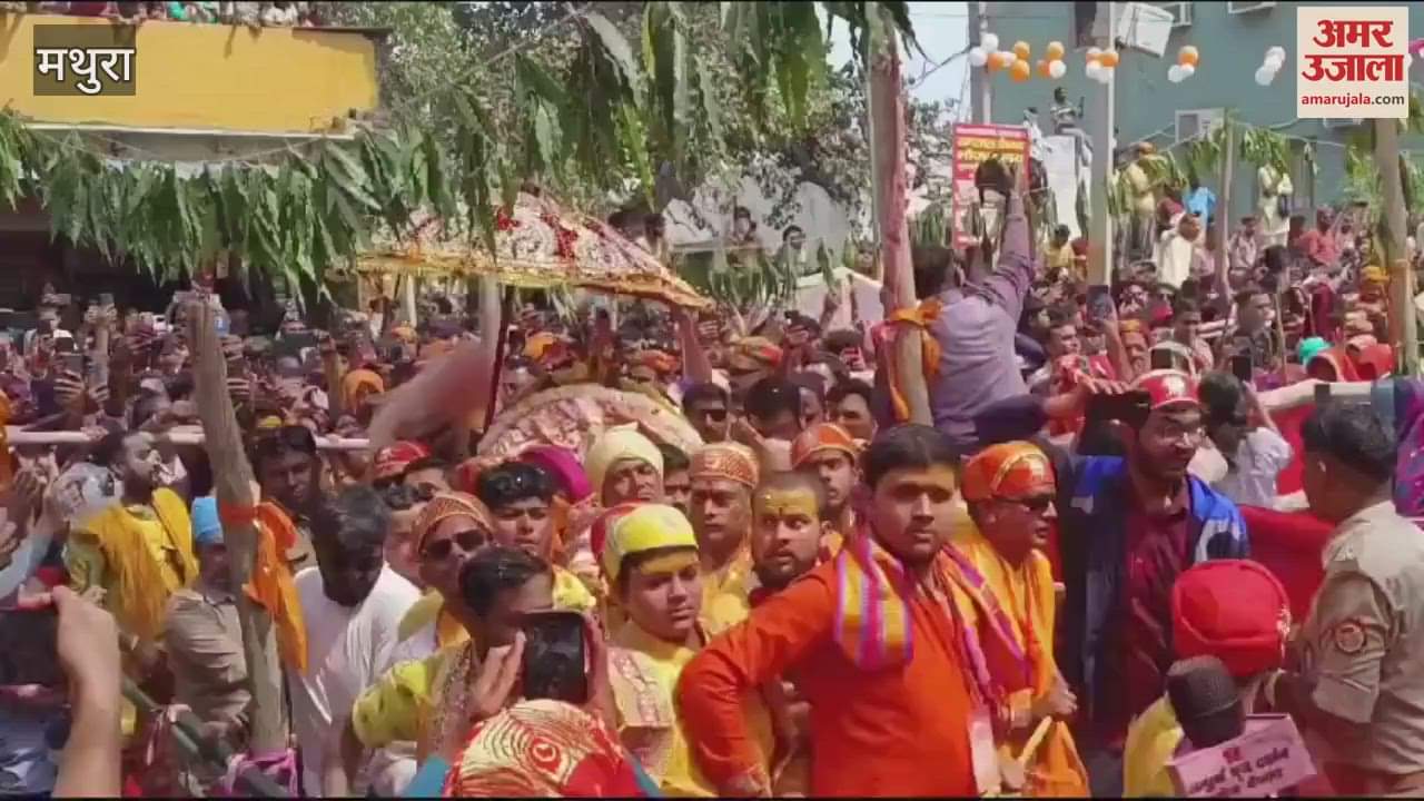 VIDEO : Rasiya singing in the Kunj lanes of Braj, Gopis walking with sticks Holi of Gokul