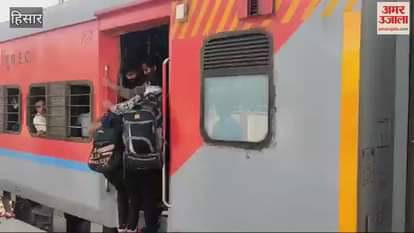 VIDEO : There was a fight for seats in Gorakhdham Express in Hisar, passengers were forced to travel standing in the packed train