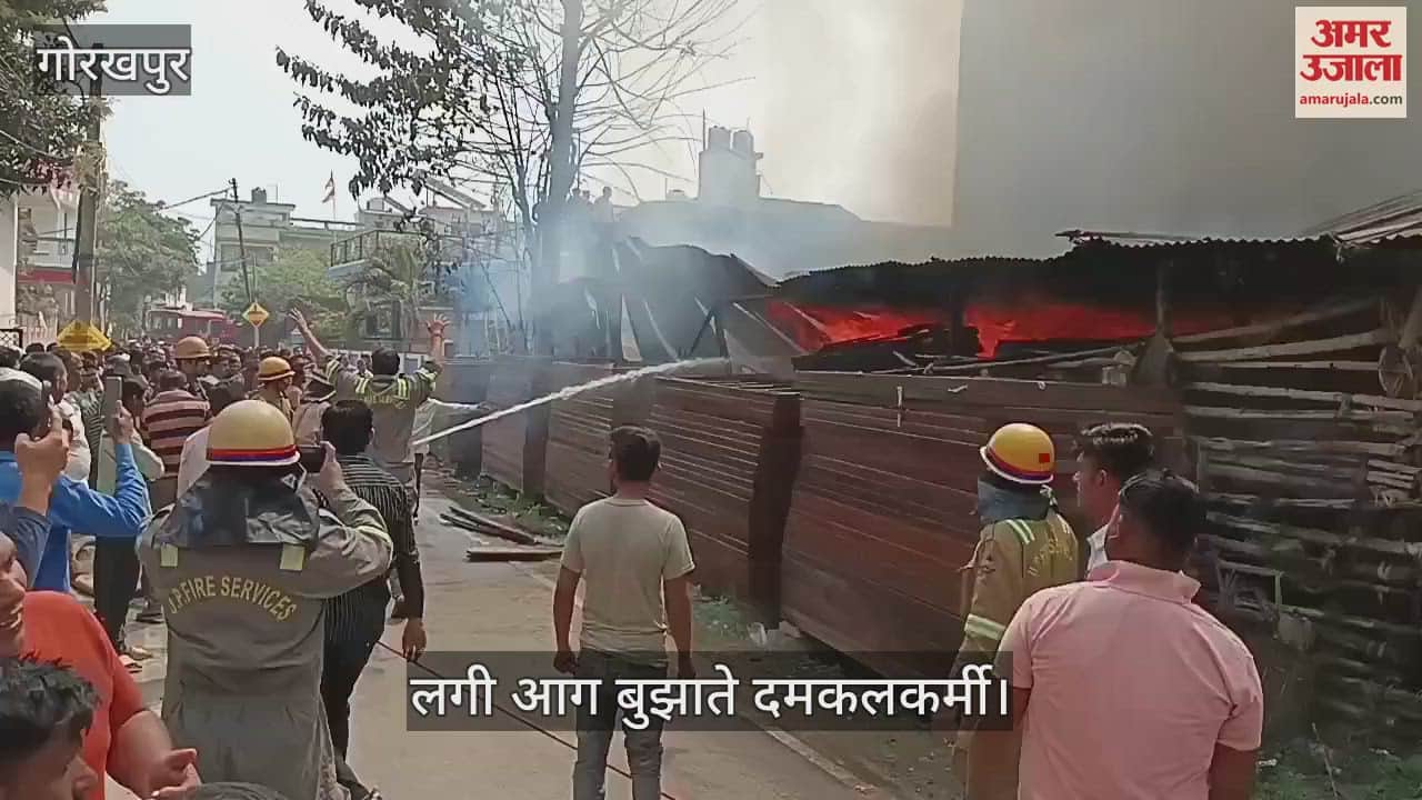 VIDEO : A huge fire broke out in a tent warehouse, firefighters extinguished the fire