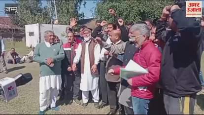 VIDEO : Ration Dealer Association protested in the Food Supply Department premises, demanding increase in honorarium