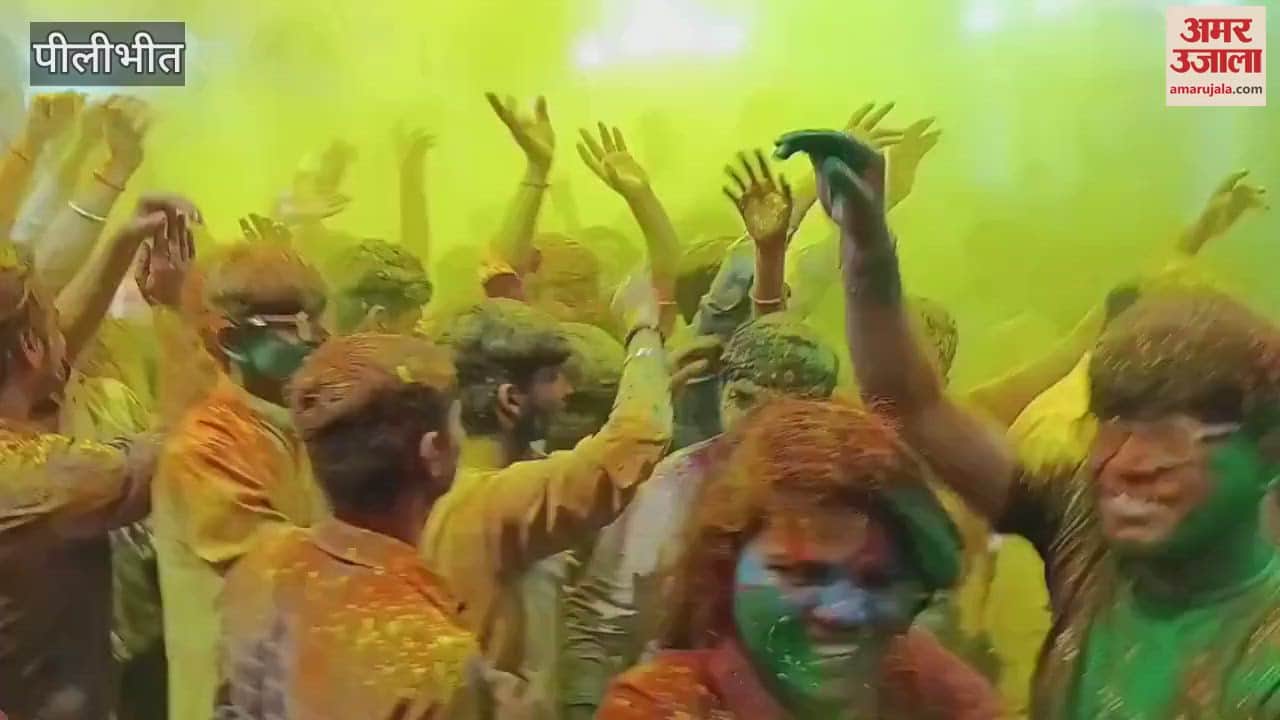 VIDEO : Devotees played Holi in Radharaman temple of Pilibhit