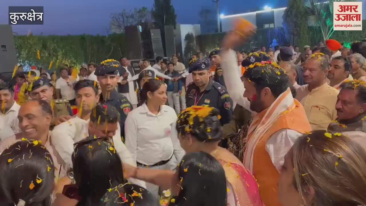 VIDEO : Chief Minister Naib Saini and his wife Suman Saini played Holi with flowers in Ladwa