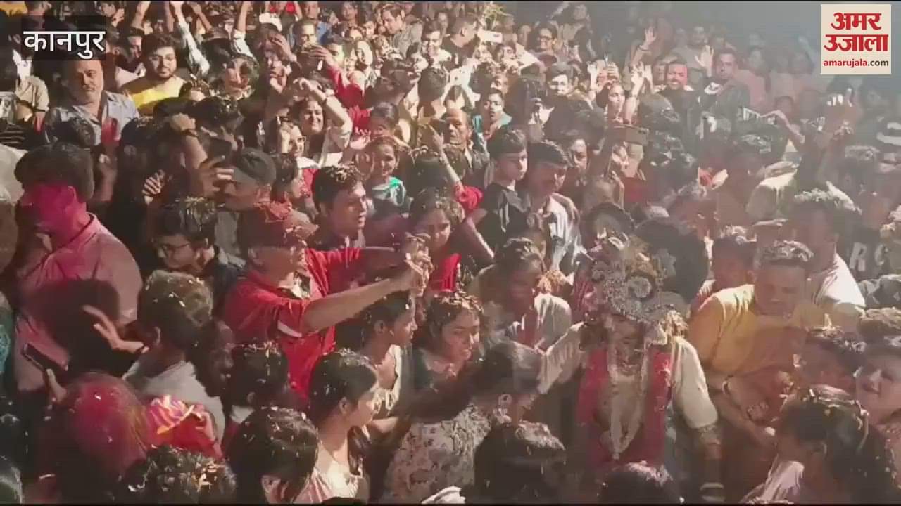 VIDEO : Before Holika Dahan, devotees played Holi with flowers with Radha Krishna