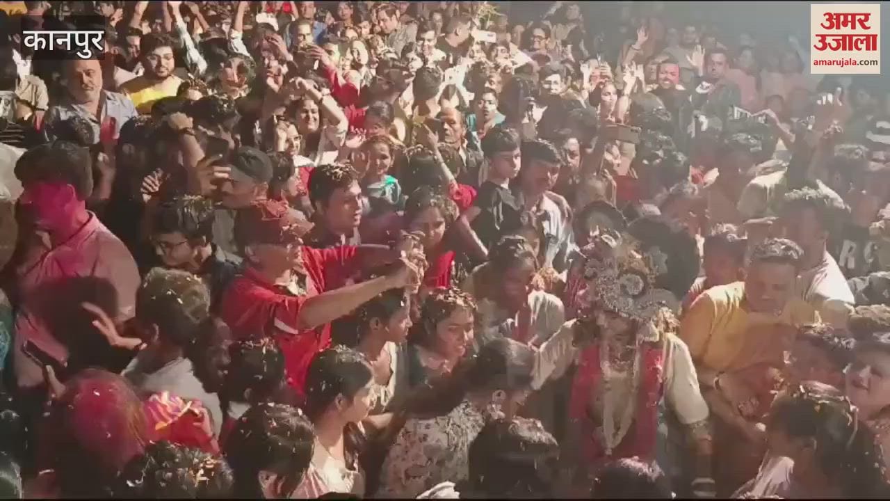 VIDEO : Before Holika Dahan, devotees played Holi with flowers with Radha Krishna