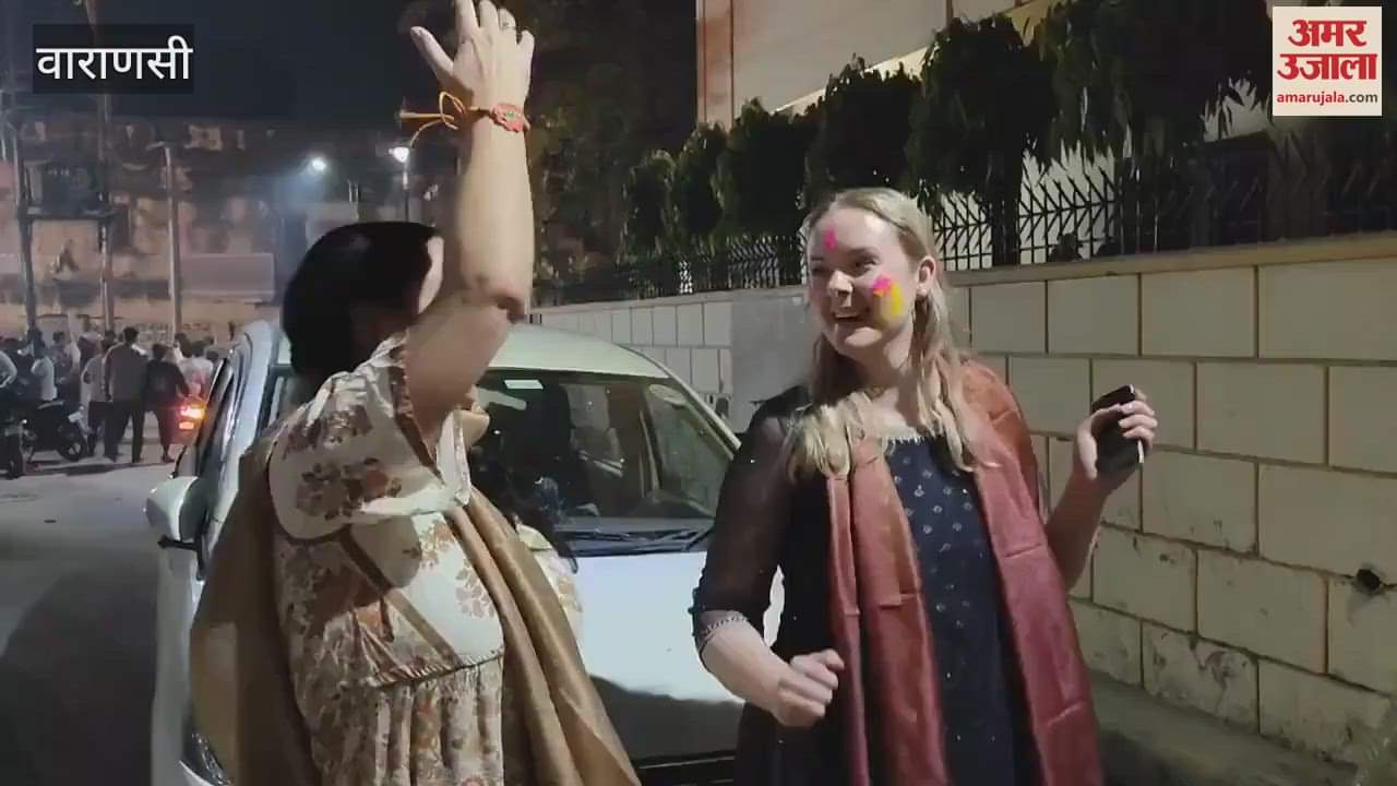 VIDEO : Foreigners danced to Holi songs during Holika Dahan in varanasi