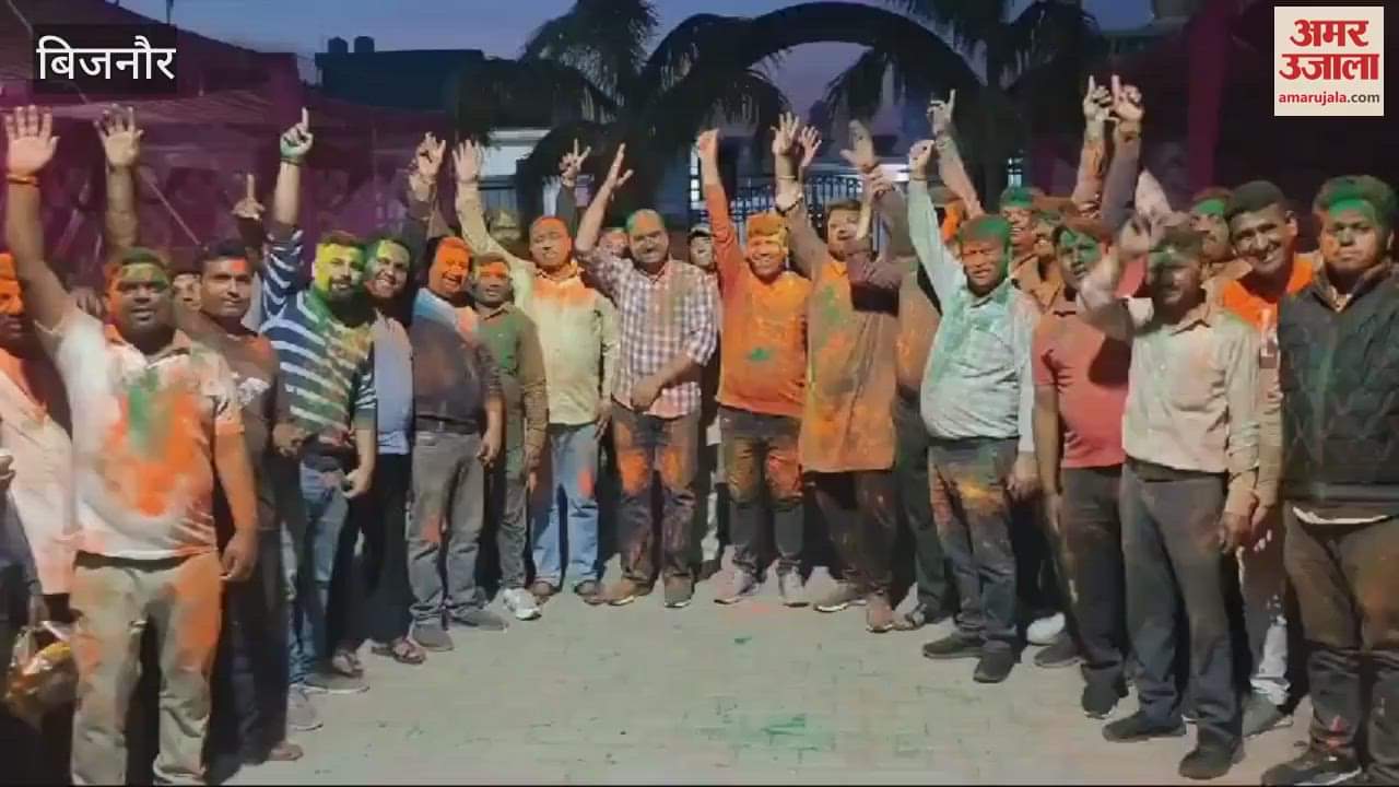 VIDEO : Bijnor: Municipal workers celebrated Holi festival