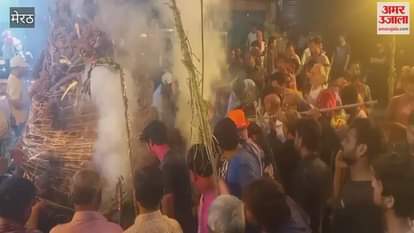 VIDEO : Meerut: Holika Dahan at Dal Mandi Holi Chowk