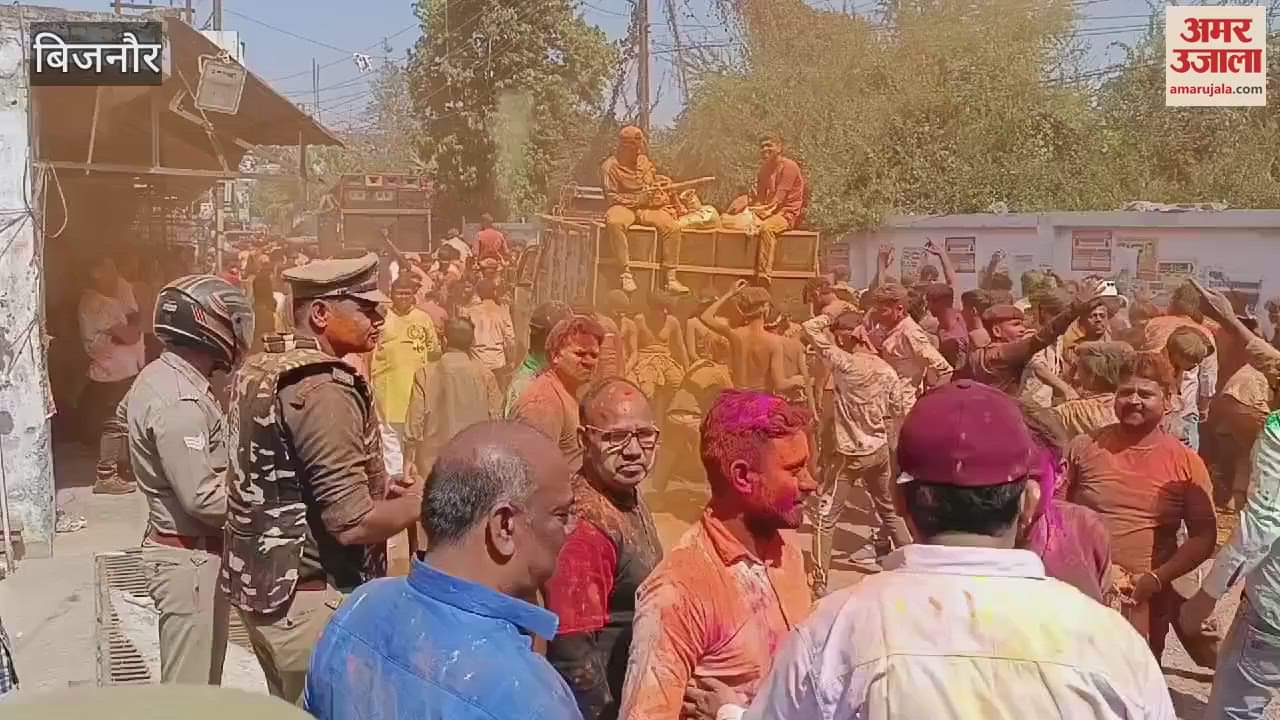 VIDEO : Bijnor: Lots of colors and gulal in Holi procession