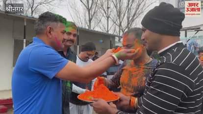 VIDEO : CRPF jawans celebrated Holi together in Srinagar, a festival of colours amid tight security