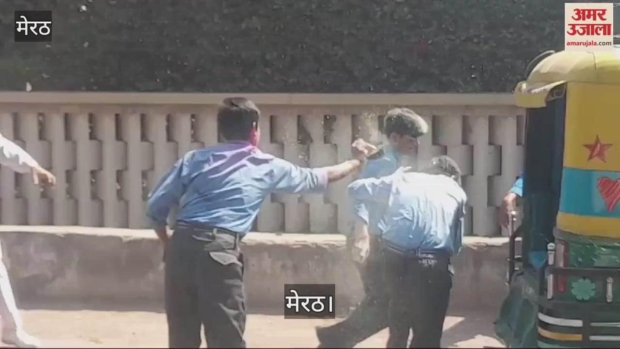 VIDEO : Students on Meerut West End Road threw a lot of abir-gulal after the holidays