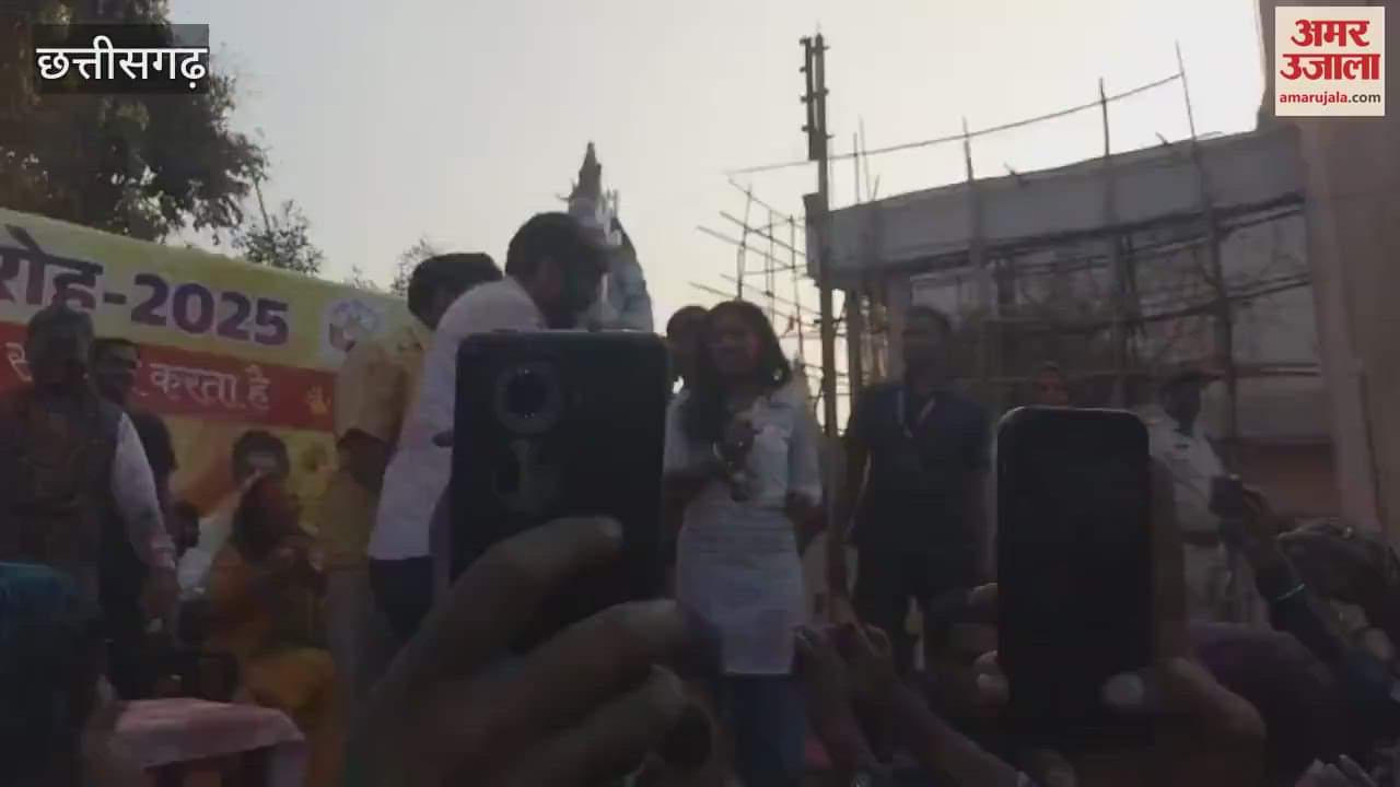 VIDEO : Holi 2025: छत्तीसगढ़ के सीएम विष्णुदेव साय ने बजाया नगाड़ा; विधायक अनुज शर्मा ने गाया फाग गीत और जमकर झूमे डिप्टी सीएम अरुण साव