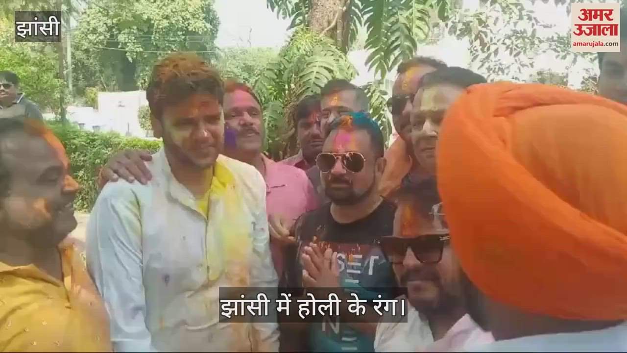 VIDEO : District Magistrate played Holi by applying gulaal to the Divisional Commissioner in In Jhansi