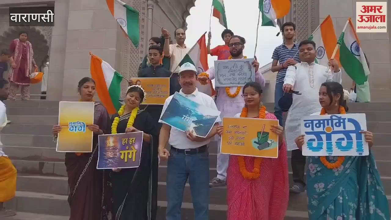 VIDEO : Foreigners in Kashi said Let awaken every household cleanliness drive carried out on Ghats