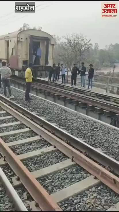 Passengers were in a panic as the coupling broke in Singrauli-Jabalpur Intercity Express