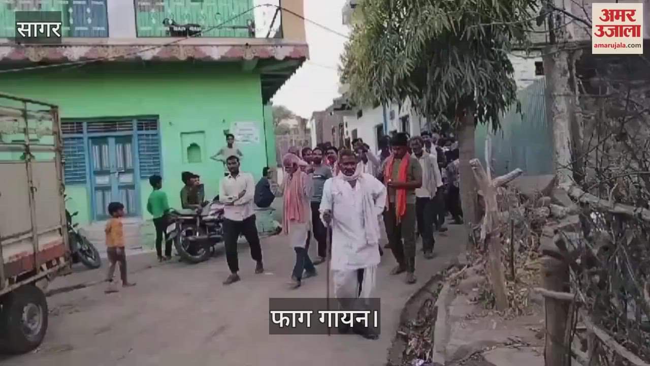 Holi festival lasts for five days in Bundelkhand. Faag groups come out in every village and city.