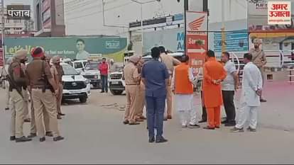 VIDEO : Highway blocked in Moga to demand arrest of accused in murder of Shiv Sena leader