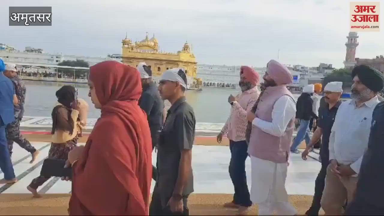 VIDEO : Union Minister Ravneet Bittu bowed his head in Sri Harimandir Sahib