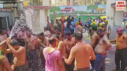 VIDEO : Police played Holi in Varanasi celebrated festival of colours applying gulal to each other