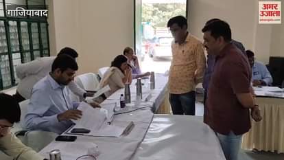 VIDEO : District Magistrate heard problems of people on Samadhan Diwas in Ghaziabad Nehru Nagar