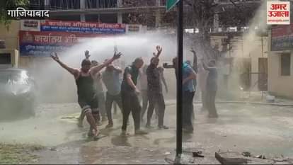 VIDEO : Police and fire department are celebrating Holi today in Ghaziabad