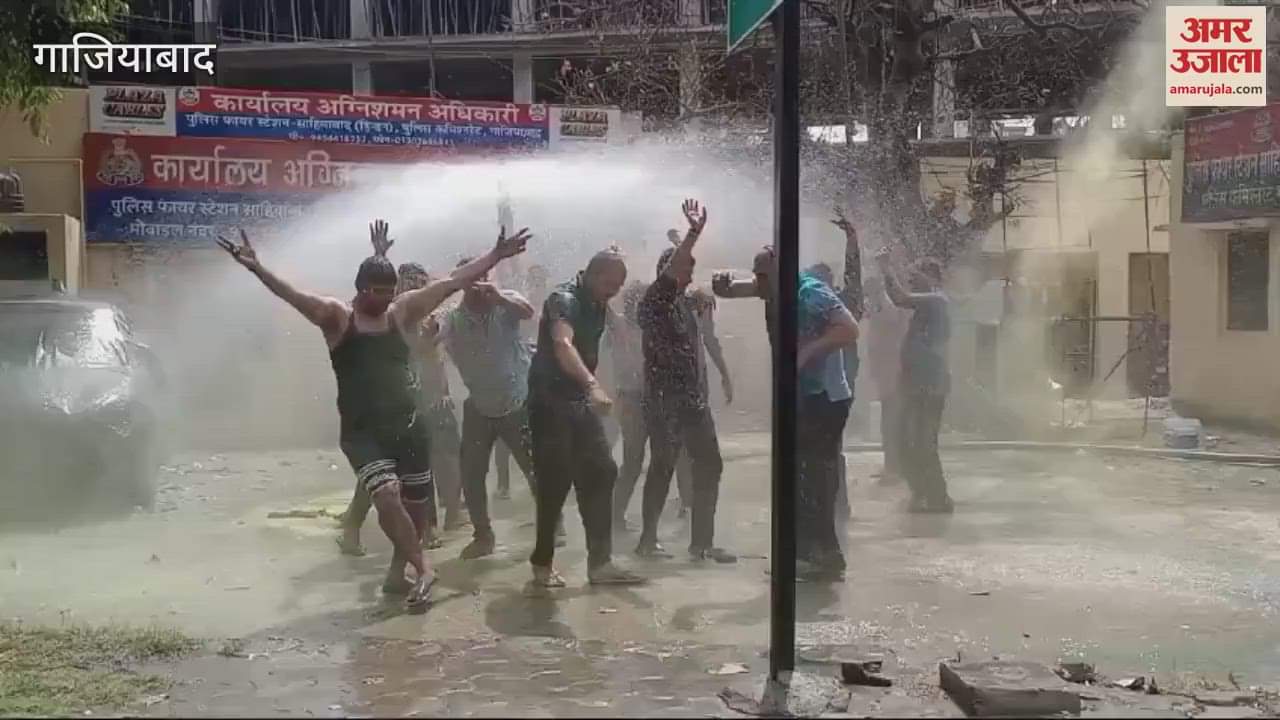 VIDEO : Police and fire department are celebrating Holi today in Ghaziabad