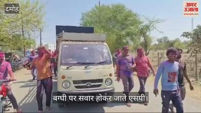 SP arrived on a carriage to play Holi