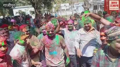 VIDEO : Policemen broke colours after duty