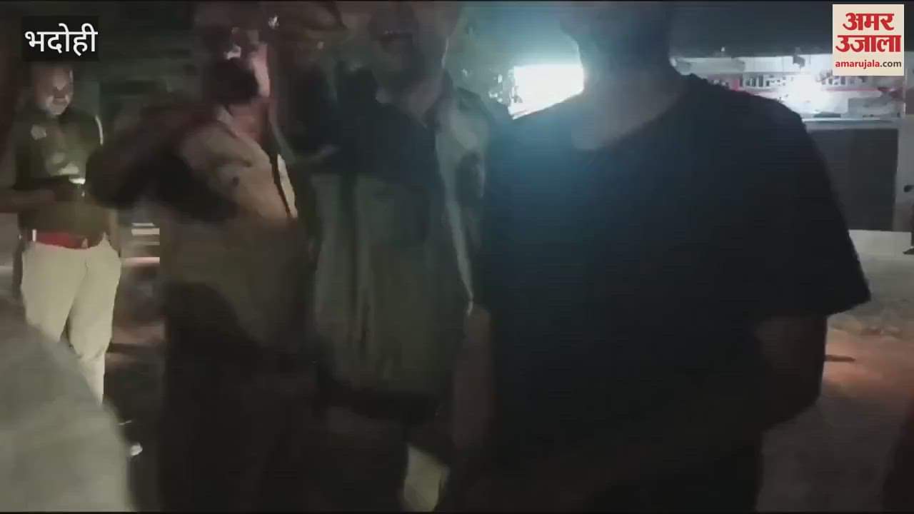 VIDEO : SI reported to line in Bhadohi accused of forcibly demanding beer matter reached DM video goes viral