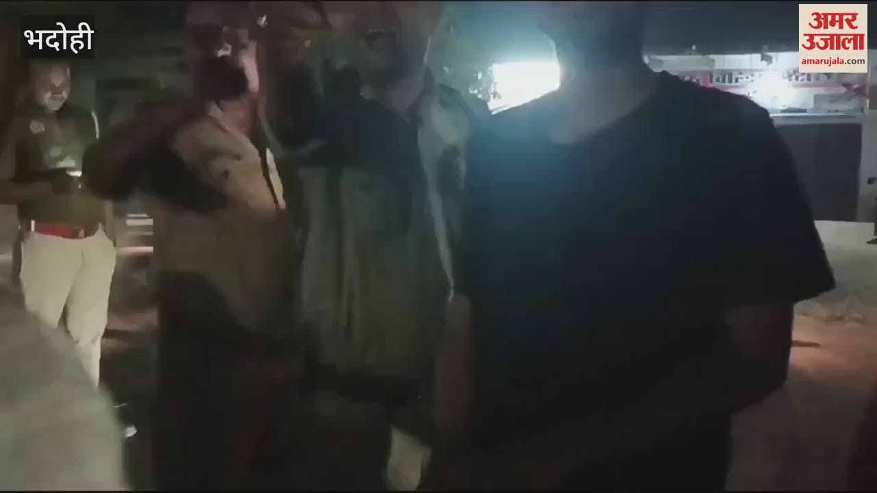 VIDEO : SI reported to line in Bhadohi accused of forcibly demanding beer matter reached DM video goes viral