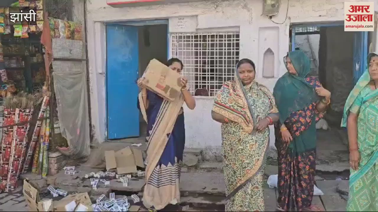 VIDEO : Despite the complaint, the shop opened again, so the women threw the liquor on the road, the drunkards ran away after collecting the pouches