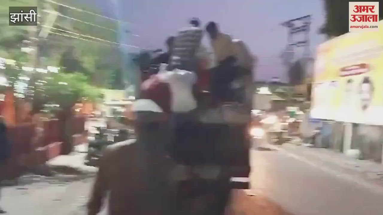 VIDEO : 40 passengers in a pickup traffic police caught them and issued challan