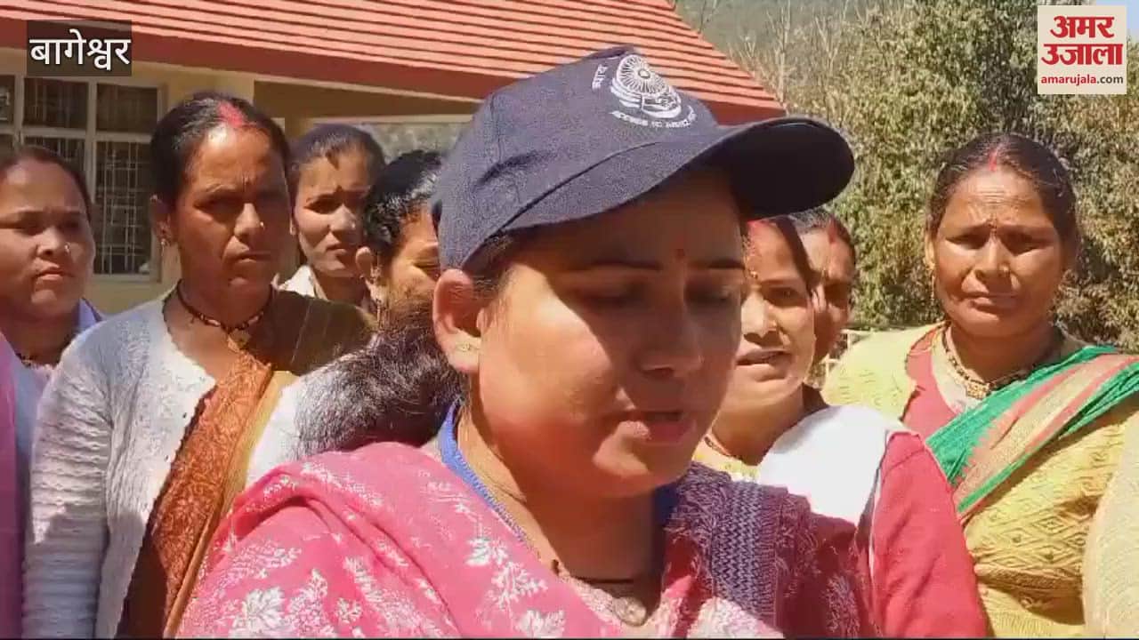 VIDEO : लावारिस जानवर उजाड़ रहे फसल, महिलाओं ने कलक्ट्रेट में किया प्रदर्शन