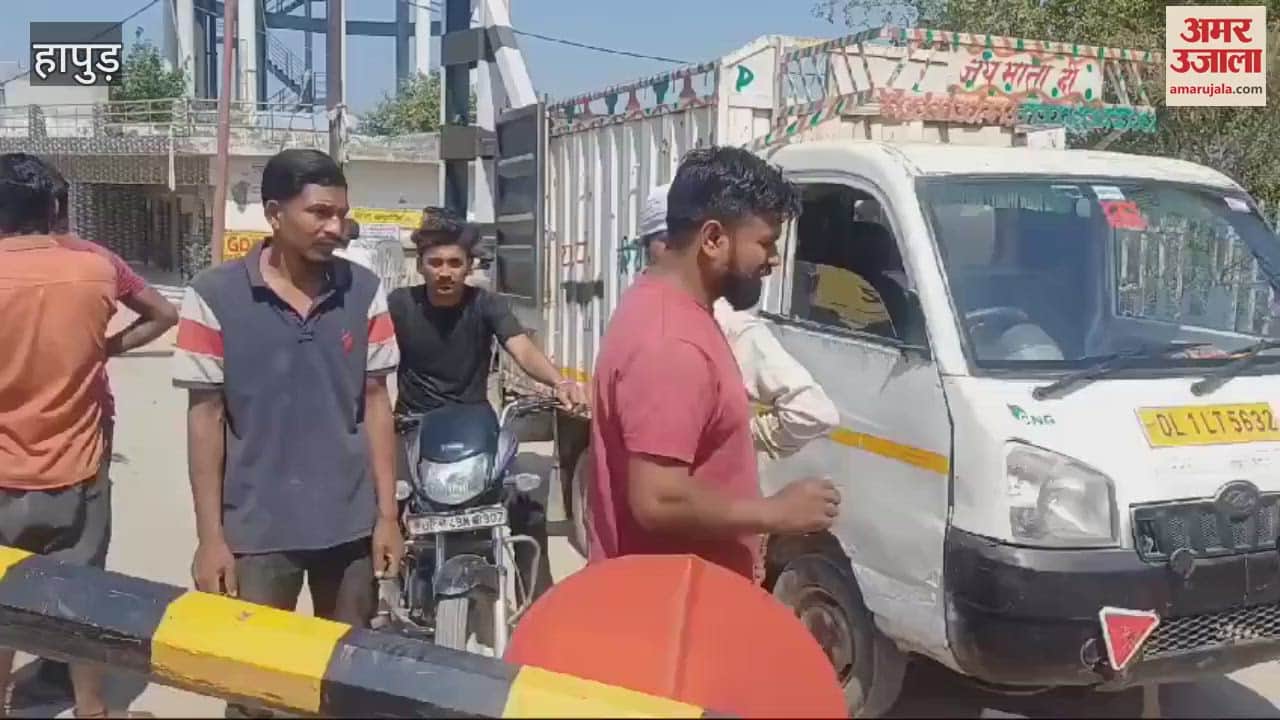 VIDEO : In hurry to get out boom of railway crossing was broken in Hapur