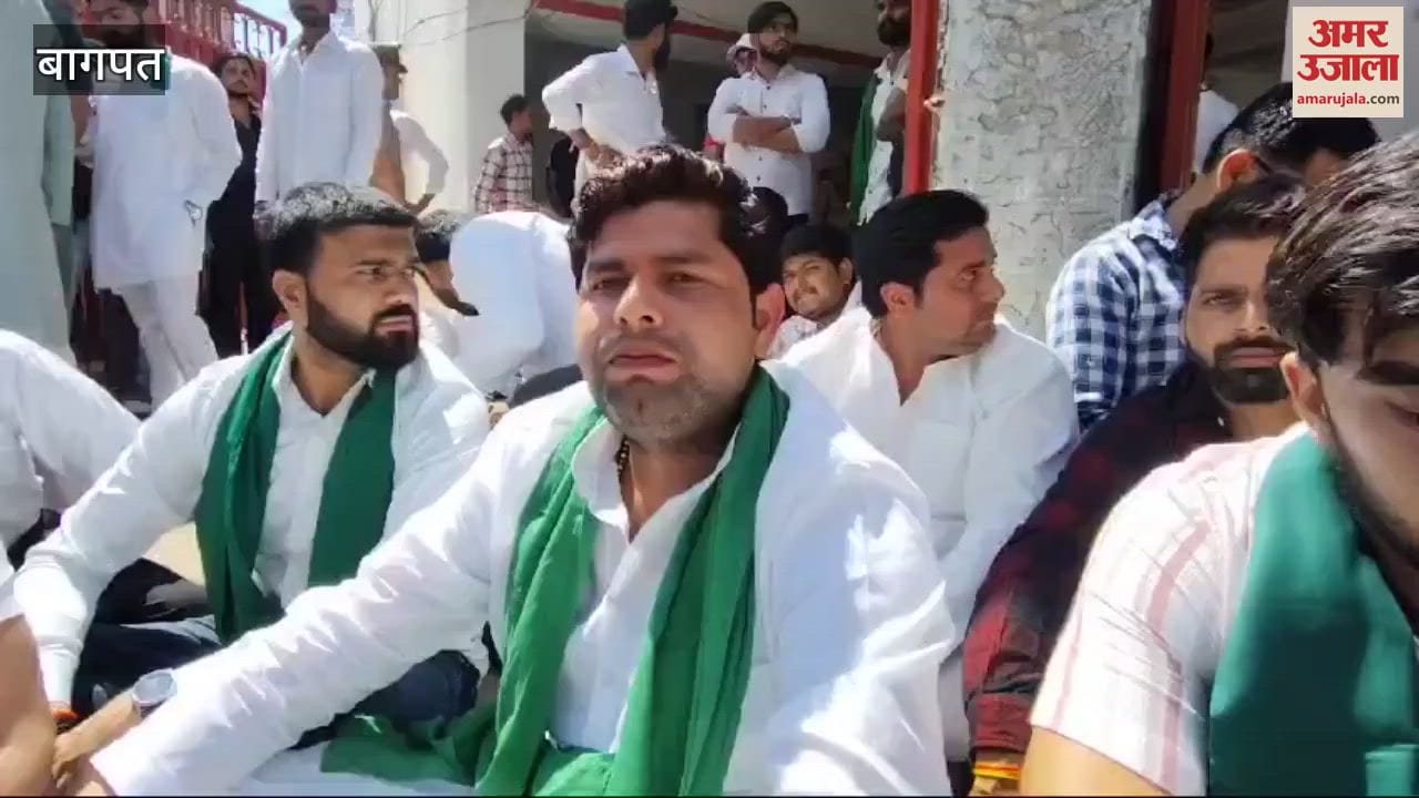 VIDEO : Baghpat: Protest at SP office in protest against registration of case against farmers