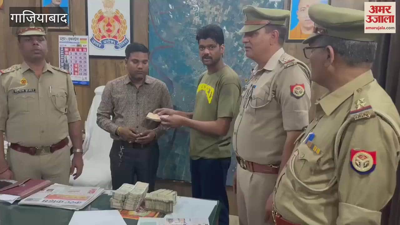 VIDEO : A bag containing Rs 8.23 lakh was left in an auto in Ghaziabad and the driver returned it