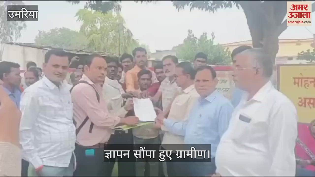 Villagers deprived of housing scheme staged a phased strike in front of Janpad Panchayat Manpur