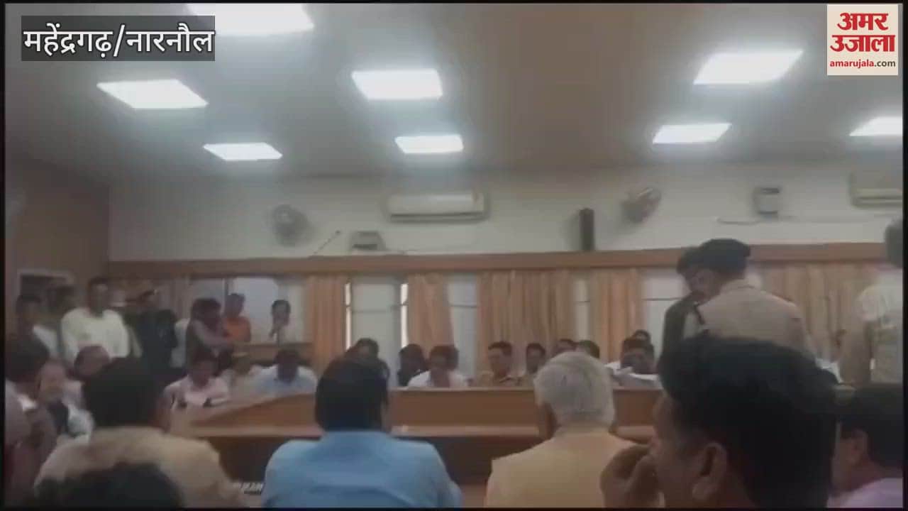 VIDEO : During the grievance meeting in Narnaul, the complainant threatened to consume sulphas, media boycotted it