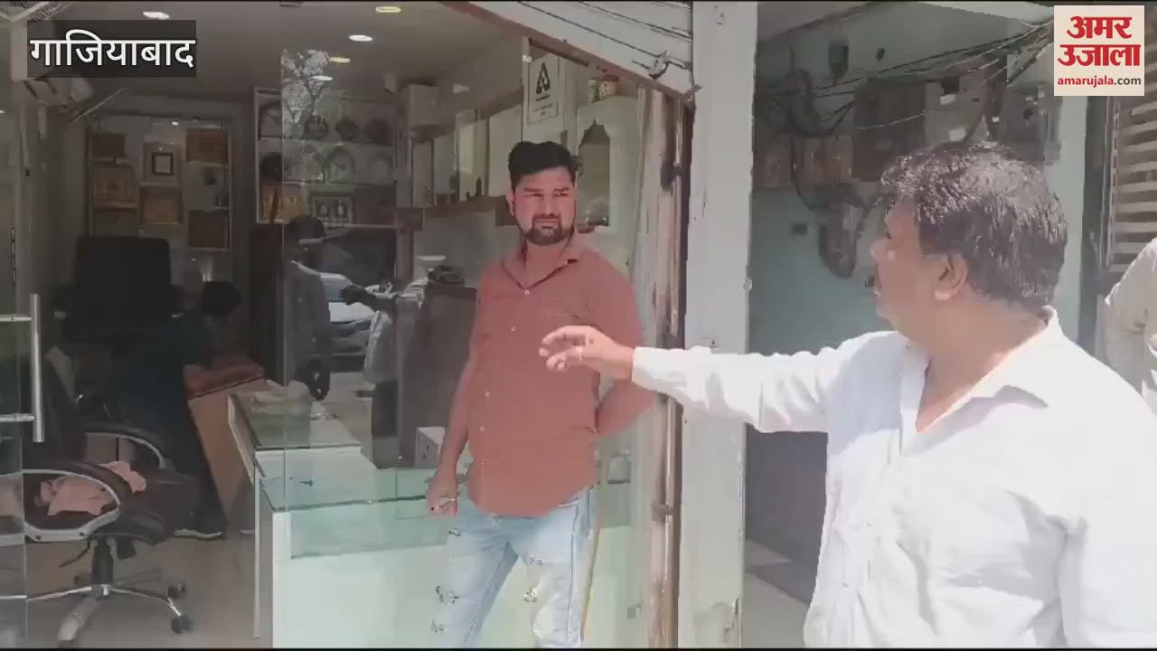 VIDEO : Lakhs stolen by breaking the shutter of a jeweler's shop
