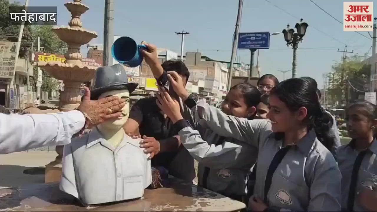 VIDEO : school children cleaned the statues of martyrs and garlanded them In Tohana of Fatehabad