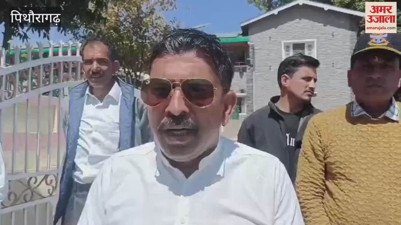 VIDEO : सड़क की मांग पर 40 किमी दूर कलक्ट्रेट पहुंचे ग्रामीण, किया प्रदर्शन; बोले- रोड नहीं तो वोट नहीं