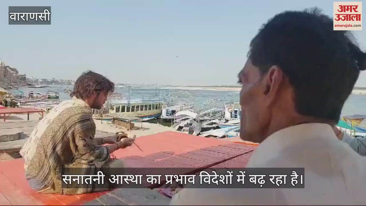 VIDEO : A foreigner performed Tarpan on the banks of the ghat in Varanasi
