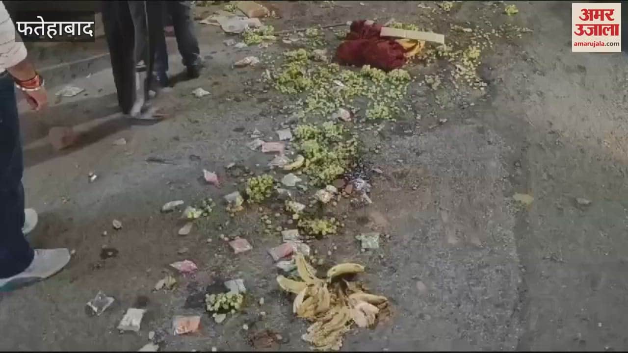 VIDEO : uncontrolled car hit a street vendor in Fatehabad, driver absconded